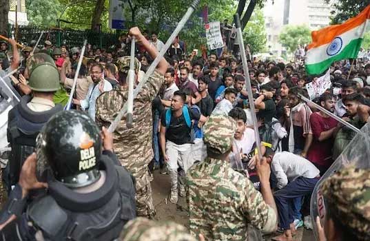 जंतर मंतर पर बड़ा हड़कंप, जानिए किसकी अचानक बिगड़ी तबीयत जंतर मंतर पर बड़ा हड़कंप, जानिए किसकी अचानक बिगड़ी तबीयत
