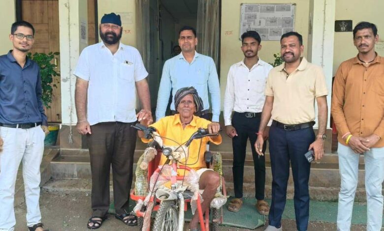 उप मुख्यमंत्री विजय शर्मा की पहल से दिव्यांग समझराम साहू को मिली बैटरी चलित मोटराइज्ड ट्रायसायकल