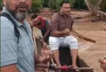 उफनती कोटरी नदी पार कर बच्चों को पढ़ाने पहुंच रहे शिक्षक, हर दिन दांव पर लग रही जान उफनती कोटरी नदी पार कर बच्चों को पढ़ाने पहुंच रहे शिक्षक, हर दिन दांव पर लग रही जान