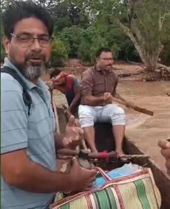 उफनती कोटरी नदी पार कर बच्चों को पढ़ाने पहुंच रहे शिक्षक, हर दिन दांव पर लग रही जान उफनती कोटरी नदी पार कर बच्चों को पढ़ाने पहुंच रहे शिक्षक, हर दिन दांव पर लग रही जान