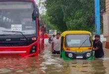 मानसून की पहली मार, कहीं कार डूबी तो कहीं घर गिरे