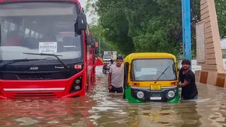 मानसून की पहली मार, कहीं कार डूबी तो कहीं घर गिरे