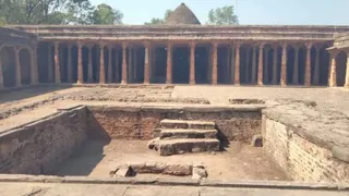 मंदिर या मस्जिद? भोजशाला मामले में कोर्ट ने तय की नमाज की टाइमिं मंदिर या मस्जिद? भोजशाला मामले में कोर्ट ने तय की नमाज की टाइमिं