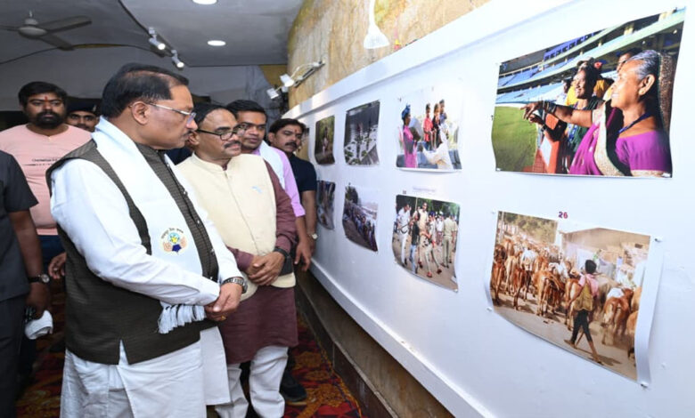 तस्वीरों ने ताजा कीं मुख्यमंत्री विष्णुदेवसाय की पुरानी यादें : मुख्यमंत्री विष्णुदेव साय ‘दृश्य संवाद 2026’ के समापन समारोह में हुए शामिल तस्वीरों ने ताजा कीं मुख्यमंत्री विष्णुदेवसाय की पुरानी यादें : मुख्यमंत्री विष्णुदेव साय ‘दृश्य संवाद 2026’ के समापन समारोह में हुए शामिल