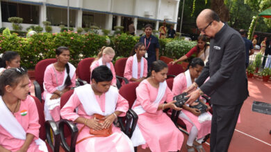 राज्यपाल ने स्वतंत्रता दिवस पर नेत्रहीन छात्राओं को स्मार्ट स्टिक प्रदान किया राज्यपाल ने स्वतंत्रता दिवस पर नेत्रहीन छात्राओं को स्मार्ट स्टिक प्रदान किया