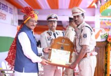 मुख्यमंत्री विष्णु देव साय के करकमलों से उत्कृष्ट सेवा के लिए सम्मानित हुए पुलिस एवं नगर सेना के अधिकारी-कर्मचारी