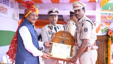 मुख्यमंत्री विष्णु देव साय के करकमलों से उत्कृष्ट सेवा के लिए सम्मानित हुए पुलिस एवं नगर सेना के अधिकारी-कर्मचारी