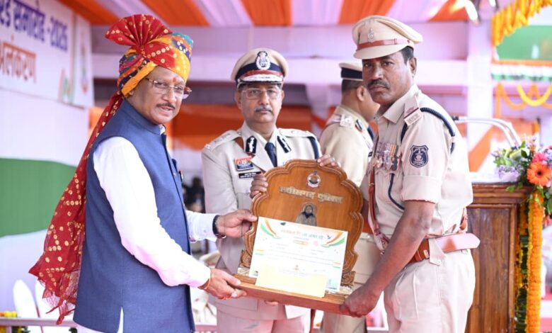 मुख्यमंत्री विष्णु देव साय के करकमलों से उत्कृष्ट सेवा के लिए सम्मानित हुए पुलिस एवं नगर सेना के अधिकारी-कर्मचारी