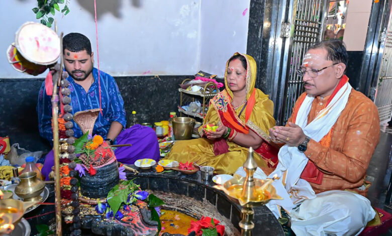 मुख्यमंत्री विष्णुदेव साय ने सावन सोमवार और नागपंचमी पर फलेश्वरनाथ महादेव की पूजा-अर्चना की