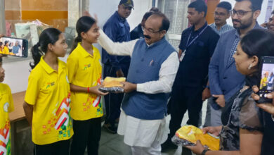 खेलों इंडिया तीरंदाजी सेंटर के खिलाड़ियों को उप मुख्यमंत्री एवं खेल मंत्री अरुण साव ने कीट वितरण कर बधाई दी