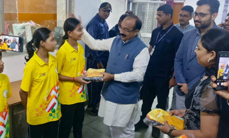 खेलों इंडिया तीरंदाजी सेंटर के खिलाड़ियों को उप मुख्यमंत्री एवं खेल मंत्री अरुण साव ने कीट वितरण कर बधाई दी