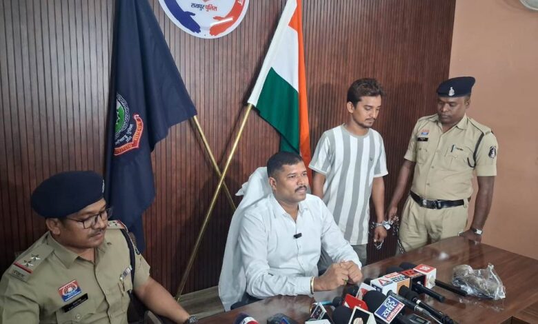 रायपुर ग्रामीण पुलिस की बड़ी कार्रवाई: देशी कट्टा और जिंदा कारतूस के साथ हिस्ट्रीशीटर गिरफ्तार रायपुर ग्रामीण पुलिस की बड़ी कार्रवाई: देशी कट्टा और जिंदा कारतूस के साथ हिस्ट्रीशीटर गिरफ्तार