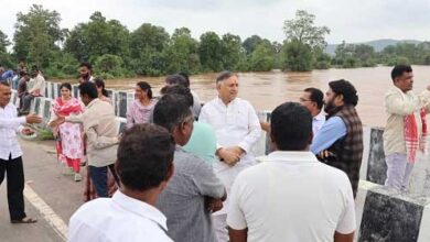 बाढ़ पीड़ितों के बीच पहुंचे निगम अध्यक्ष लोकेश कांवड़िया