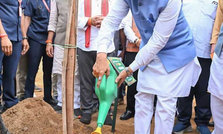 मुख्यमंत्री श्री विष्णुदेव साय ने अपनी माँ के नाम पर लगाया पीपल का पौधा, वन महोत्सव-2026 का हुआ शुभारंभ