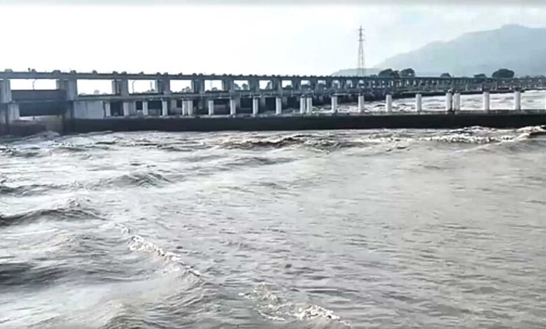 नेपाल की बाढ़ से बिहार में बढ़ा गंडक का खतरा, 36 गेट खुले; 8 जिलों में हाई अलर्ट नेपाल की बाढ़ से बिहार में बढ़ा गंडक का खतरा, 36 गेट खुले; 8 जिलों में हाई अलर्ट
