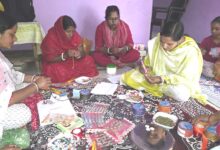 कम लागत में राखियां बनाकर आत्मनिर्भरता की राह पर बढ़ रहीं बिहान की महिलाएं
