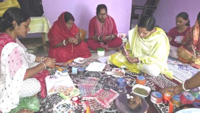 कम लागत में राखियां बनाकर आत्मनिर्भरता की राह पर बढ़ रहीं बिहान की महिलाएं