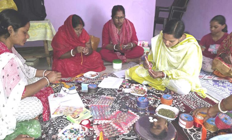 कम लागत में राखियां बनाकर आत्मनिर्भरता की राह पर बढ़ रहीं बिहान की महिलाएं कम लागत में राखियां बनाकर आत्मनिर्भरता की राह पर बढ़ रहीं बिहान की महिलाएं