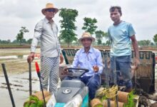 पैडी ट्रांसप्लांटर से किसान डिकेश्वर साहू ने घटाई लागत, बढ़ाई उत्पादकता