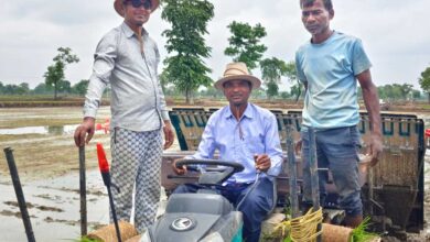 पैडी ट्रांसप्लांटर से किसान डिकेश्वर साहू ने घटाई लागत, बढ़ाई उत्पादकता