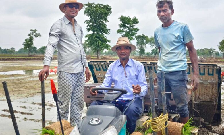 पैडी ट्रांसप्लांटर से किसान डिकेश्वर साहू ने घटाई लागत, बढ़ाई उत्पादकता पैडी ट्रांसप्लांटर से किसान डिकेश्वर साहू ने घटाई लागत, बढ़ाई उत्पादकता