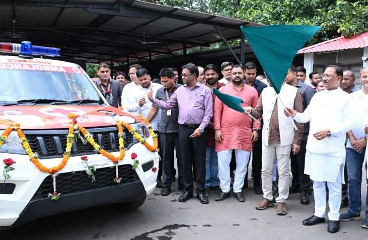 मुख्यमंत्री विष्णु देव साय ने धरसींवा विधानसभा को दी निःशुल्क एम्बुलेंस की सौगात