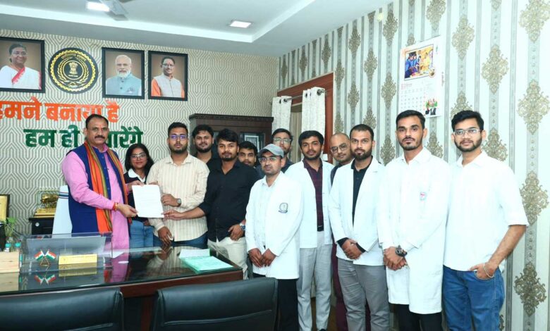 स्वास्थ्य मंत्री श्याम बिहारी जायसवाल से मिले इंटर्न डॉक्टर, आंदोलन स्थगित करने का लिया निर्णय