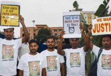 बारिश में अनशन पर बैठे छात्र, उधर एक फोन कॉल ने बदल दी आंदोलन की पूरी तस्वीर