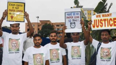 बारिश में अनशन पर बैठे छात्र, उधर एक फोन कॉल ने बदल दी आंदोलन की पूरी तस्वीर