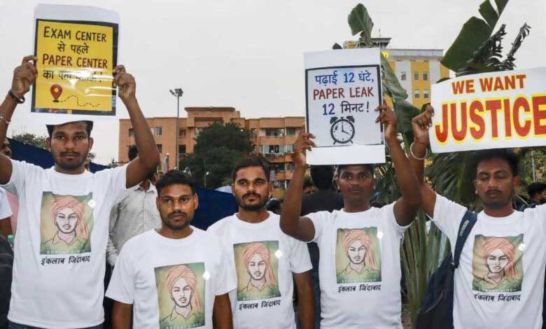 बारिश में अनशन पर बैठे छात्र, उधर एक फोन कॉल ने बदल दी आंदोलन की पूरी तस्वीर बारिश में अनशन पर बैठे छात्र, उधर एक फोन कॉल ने बदल दी आंदोलन की पूरी तस्वीर