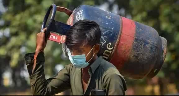 कमर्शियल LPG सिलेंडर की कीमतों में 200 रुपये से ज्यादा की कटौती कमर्शियल LPG सिलेंडर की कीमतों में 200 रुपये से ज्यादा की कटौती