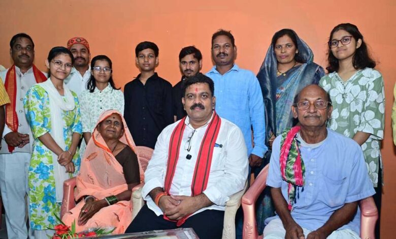 तीन बहनों ने एक साथ पास की नीट परीक्षा, डिप्टी सीएम शर्मा ने घर पहुंचकर दी बधाई