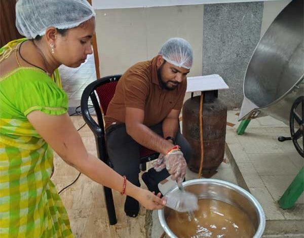 वन धन योजना की सफलता: महुआ से मूल्यवर्धित उत्पाद बनाकर आत्मनिर्भर बनीं महिलाएं