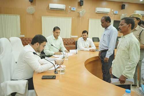 सीईओ ने जनदर्शन में सुनीं आमजनों की समस्याएं, समय-सीमा में निराकरण के दिए निर्देश