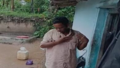 जहरीले सांप को गले में लपेटकर गांव में घूमता रहा युवक: नशे में अस्पताल से भी भागा जहरीले सांप को गले में लपेटकर गांव में घूमता रहा युवक: नशे में अस्पताल से भी भागा