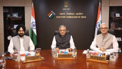 चुनाव आयोग की बैठक में तीनों आयुक्त मौजूद, 14 आपत्तियों की रिपोर्ट के बीच बैठक