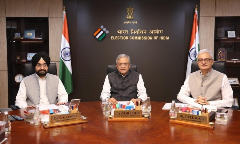 चुनाव आयोग की बैठक में तीनों आयुक्त मौजूद, 14 आपत्तियों की रिपोर्ट के बीच बैठक