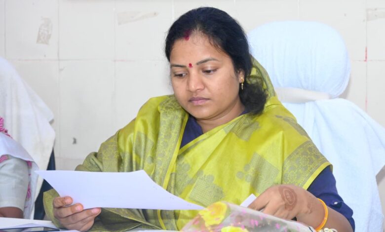 जनहित के कार्यों को प्राथमिकता देते हुए मंत्री लक्ष्मी राजवाड़े ने ओड़गी में विकास कार्यों की समीक्षा की जनहित के कार्यों को प्राथमिकता देते हुए मंत्री लक्ष्मी राजवाड़े ने ओड़गी में विकास कार्यों की समीक्षा की