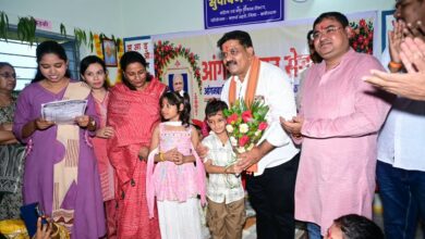फूल लेकर आए नन्हे कदम, उप मुख्यमंत्री ने बच्चों को गोद में उठाया, बच्चों की मासूमियत ने जीता दिल