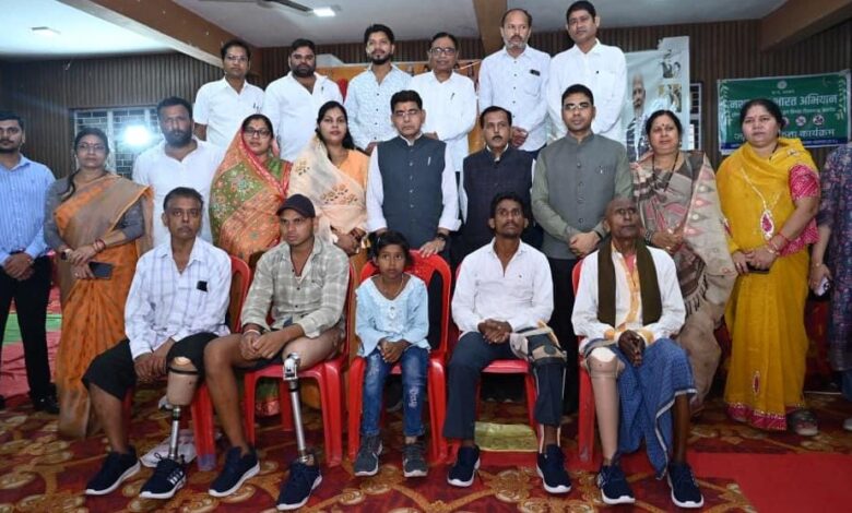 सेवा संकल्प अभियान : बलौदाबाजार में राजस्व मंत्री टंक राम वर्मा ने दिव्यांगजनों को बांटे सहायक उपकरण