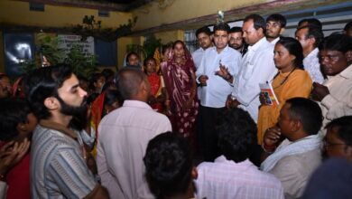 बाढ़ पीड़ितों के बीच पहुंचे राजस्व मंत्री टंक राम वर्मा