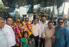 उमराह से लौटे मंजूर बैग का इंदौर एयरपोर्ट पर जोरदार स्वागत, देश की एकता और खुशहाली के लिए की दुआ