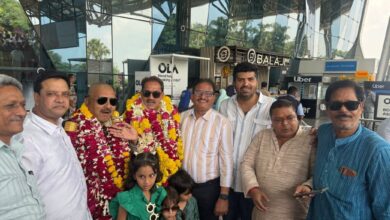 उमराह से लौटे मंजूर बैग का इंदौर एयरपोर्ट पर जोरदार स्वागत, देश की एकता और खुशहाली के लिए की दुआ