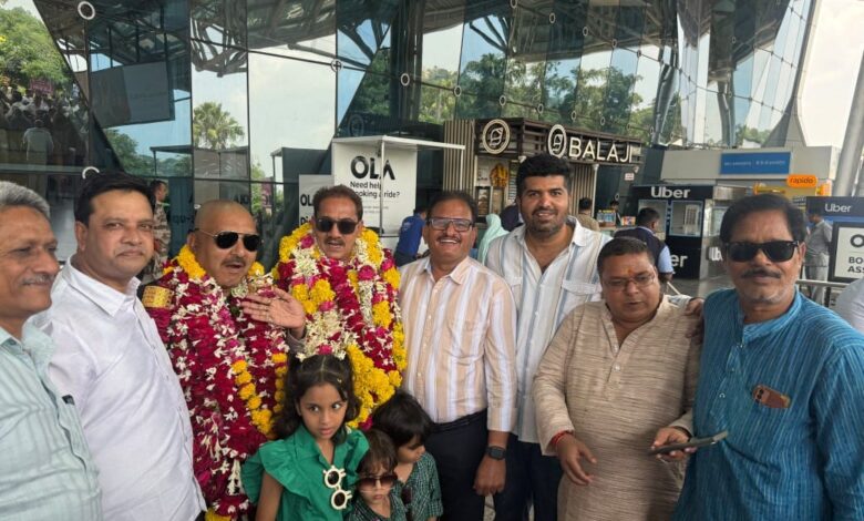उमराह से लौटे मंजूर बैग का इंदौर एयरपोर्ट पर जोरदार स्वागत, देश की एकता और खुशहाली के लिए की दुआ