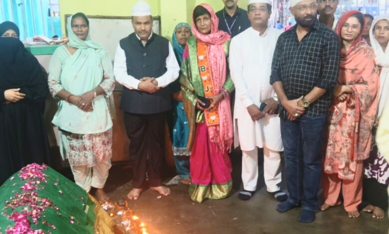 शमा भारती के नेतृत्व में मोदी के जन्मदिन पर दरगाह शरीफ में मांगी गई दुआ
