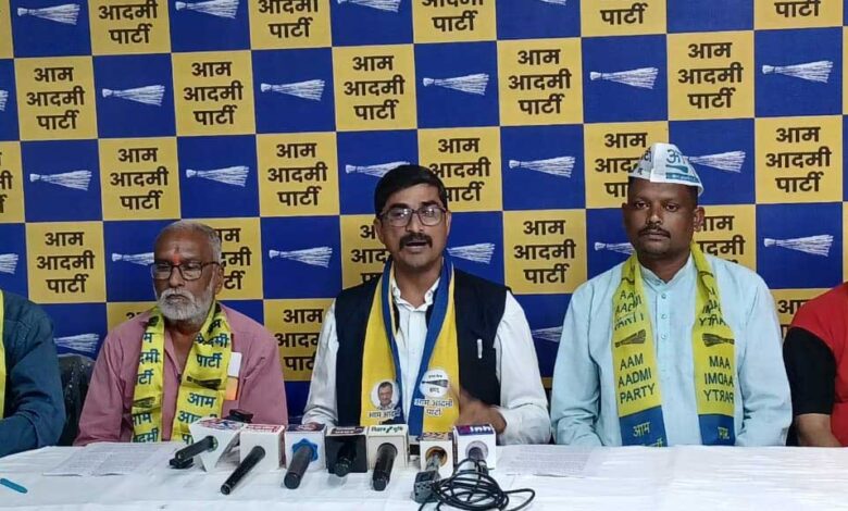 किसान से सड़क तक मुद्दों पर AAP मुखर, कहा- जनता की आवाज दबा रही सरकार किसान से सड़क तक मुद्दों पर AAP मुखर, कहा- जनता की आवाज दबा रही सरकार
