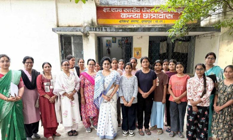 राज्य महिला आयोग की अध्यक्ष डॉ. ममता साहू ने किया कन्या छात्रावास का औचक निरीक्षण