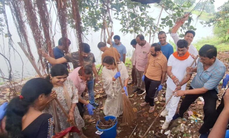 सेवा संकल्प अभियान के तहत बंधवा तालाब में स्वच्छता अभियान एवं वृक्षारोपण