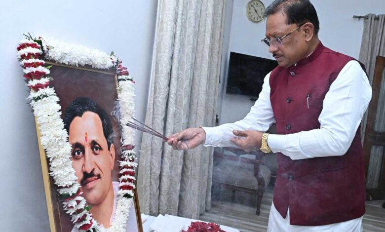 मुख्यमंत्री विष्णुदेव साय ने पंडित दीनदयाल उपाध्याय की जयंती पर उन्हें किया नमन मुख्यमंत्री विष्णुदेव साय ने पंडित दीनदयाल उपाध्याय की जयंती पर उन्हें किया नमन