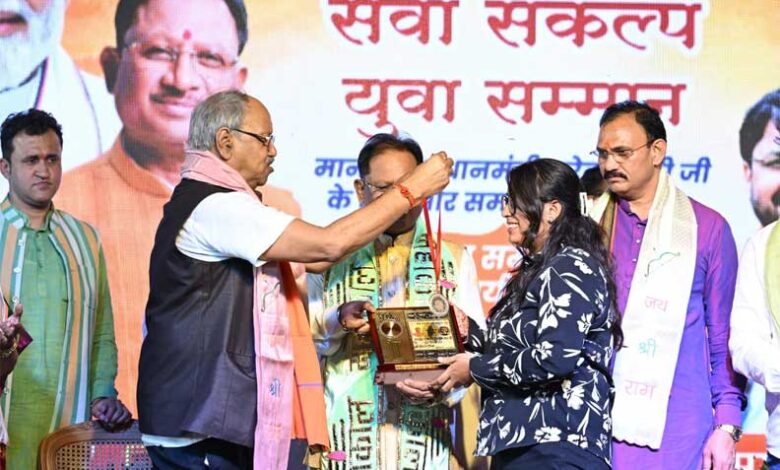 ‘सेवा संकल्प युवा सम्मान’ में रायपुर फूडीज की इंफ्लुएंसर तनू श्री दास सम्मानित